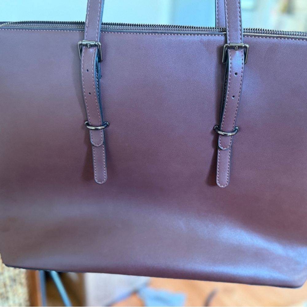 Elegant Brown Leather Tote Bag with Clean Lines - Picture 3 of 9